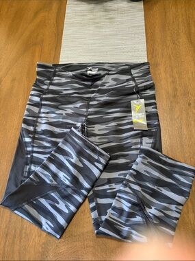 Old Navy Active Black & Gray Cropped Camo Leggings